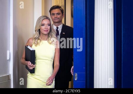 Kayleigh McEnany, secrétaire de presse de la Maison Blanche, et Chad Gilmartin, secrétaire de presse de la Maison Blanche, arrivent lors d'une conférence de presse dans la salle d'information de presse James S. Brady à la Maison Blanche à Washington, DC, Etats-Unis, le jeudi 16 juillet 2020. Crédit : Al Drago/Pool via CNP | utilisation dans le monde entier Banque D'Images