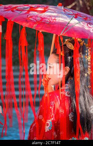 Beijing, Chine - Jan 12 2020: Femme chinoise non identifiée dans une robe traditionnelle chinoise au Temple de Confucius Banque D'Images