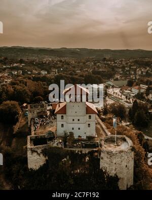 Plan vertical aérien du château de Gradacac sous un ciel nuageux en Bosnie-Herzégovine Banque D'Images