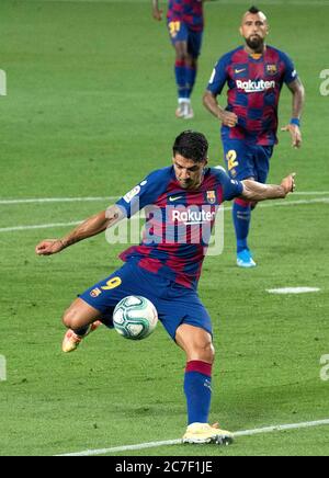 Barcelone, Espagne. 16 juillet 2020. Luis Suarez (L) de Barcelone tire lors du 2019-2020 match de football espagnol de la Liga entre Barcelone et Osasuna à Barcelone, Espagne, le 16 juillet 2020. Crédit : Joan Gosa/Xinhua/Alay Live News Banque D'Images