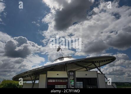 07 juillet 2020, Rhénanie-Palatinat, Fließem: Le centre d'essai de véhicule à moteur de Wolfgang Daldrop ressemble à un OVNI (objet volant inconnu). La construction originale avec une parabole satellite au sommet se dresse sur six pieds avec douze roues et pèse environ 20 tonnes. (À dpa 'UN OVNI dans l'Eifel: Les essais sous le toit') photo: Harald Tittel/dpa Banque D'Images