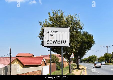 Le panneau de bienvenue à Soweto le long de l'une des routes principales dans le canton. Voitures visibles en voiture par temps clair. Johannesburg, Afrique du Sud Banque D'Images