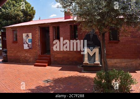 La Maison Mandela sur la rue Vilakazi à Orlando Ouest, Soweto, Johannesburg. Un arbre singulier se trouve à l'extérieur de la maison en brique rouge. Banque D'Images