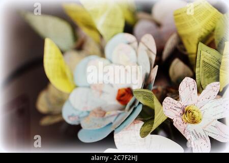 Gros plan de belles fleurs exquises faites à partir d'annuaires téléphoniques et les anciennes cartes Banque D'Images