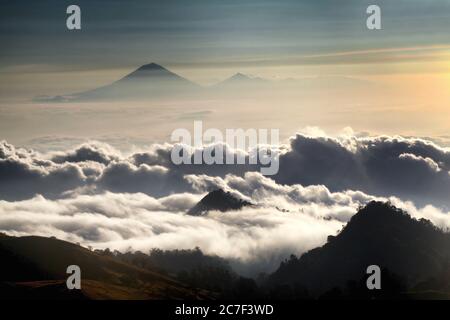 Plan horizontal d'une mer de nuages sur le mont Rinjani à Lombok. Volcan du Mont Agung en arrière-plan Banque D'Images