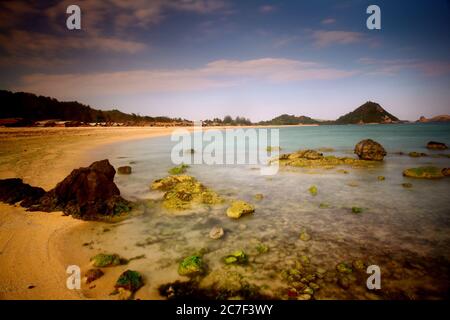 Photo horizontale de la plage de Kuta sur Lombok entourée par belle montagnes vertes Banque D'Images