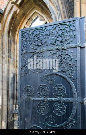 Plan vertical de la vieille porte avec de beaux motifs dans l'église gothique de renouveau de St. Nicolas à Hambourg Banque D'Images