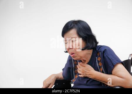 femme âgée toux, isolée sur fond blanc. Banque D'Images
