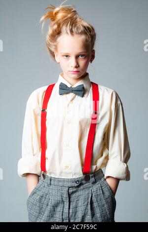 fille ado en costume masculin rétro. modèle de mode rétro. fête de charleston vintage. mode pas jazz. porte-jarretelles et noeud papillon. enfant à l'ancienne. vintage Banque D'Images