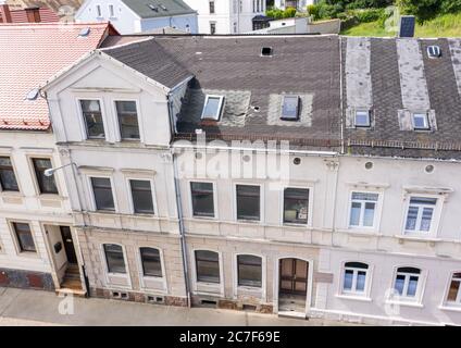29 juin 2020, Saxe, Leisnig: Vue sur le lieu de naissance délabré de Friedrich Olbricht. 76 ans après la tentative d'assassinat d'Adolf Hitler, la ville de Leisnig lutte pour préserver le lieu de naissance de son principal complice. Le bâtiment classé, dans lequel le général de Wehrmacht est né en 1888, est resté vide depuis des années et est menacé par la désintégration. Cependant, comme la maison est privée, la ville ne peut pas la rénover. (Photo aérienne avec drone) (à dpa 'figure clé dans l'assassinat d'Hitler - le lieu de naissance d'Olbricht est en déclin') photo: Jan Woitas/dpa-Zentralbild/dpa Banque D'Images