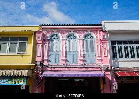 Boutiques chinoises-portugaises traditionnelles colorées dans Thalang Road dans la vieille ville (Chinatown) de Phuket Town (Phuket City), Phuket, Thaïlande Banque D'Images