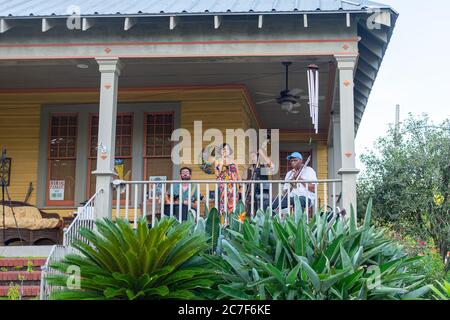 Nouvelle-Orléans, Louisiana/USA - 7/10/2020: Groupe jouant sur le porche avant de la maison dans le quartier chic Banque D'Images