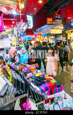 Les touristes et les habitants de Bugis Street,grands marché marché à Singapour Singapour,bugis,chinois,marché,shopping,Singapour PRADEEP SUBRAMANIAN Banque D'Images