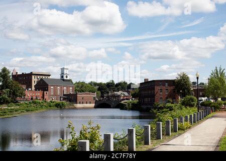 En regardant vers main Street, en face de la rivière Nashua, depuis le parc de la Renaissance française sur Water Street, dans le centre-ville de Nashua, New Hampshire, États-Unis. Banque D'Images