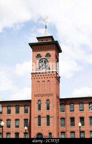 La tour de l'horloge de Clocktower place Apartments, une ancienne usine de textile de Nashua, New Hampshire, États-Unis. Banque D'Images