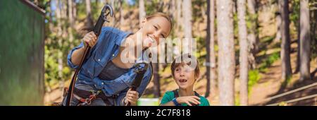 Maman et son fils sont prêts pour la BANNIÈRE de parc de corde, LONG FORMAT Banque D'Images