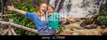 Maman et fils sur le fond du paysage majestueux de la cascade en été à Dalat, bannière du Vietnam, LONG FORMAT Banque D'Images