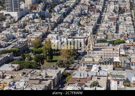 Vue sur les maisons avec l'église Saints Pierre et Paul et Washington Square, San Francisco, Californie, États-Unis Banque D'Images