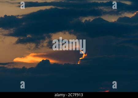 Nuage de pluie (Nimbostratus) dans le ciel du soir, Bavière, Allemagne Banque D'Images