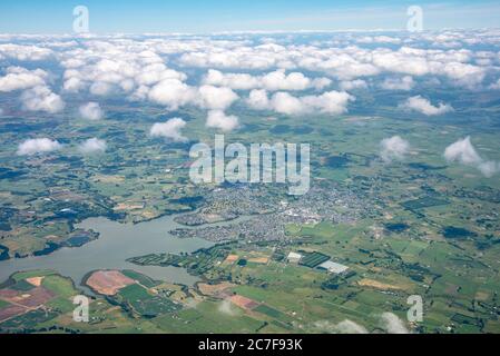 Vue sur la rivière Waiuku et la ville de Waiku, vue aérienne, Auckland, Nord, Nouvelle-Zélande Banque D'Images