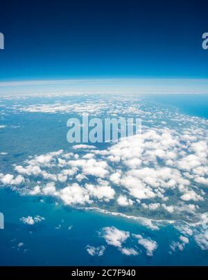 Mont Taranaki avec nuages, vue aérienne, Île du Nord, Nouvelle-Zélande Banque D'Images