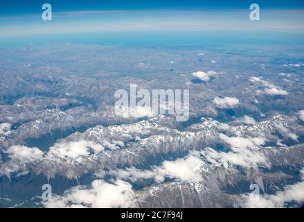 Principale crête des Alpes de Nouvelle-Zélande, chaînes de montagnes avec sommets enneigés, vue aérienne, Île du Sud, Nouvelle-Zélande Banque D'Images