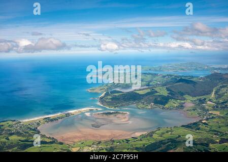 Vue sur la côte et la mer, la péninsule d'Otago et la baie de Blueskin, vue aérienne, Dunedin, South Island, Nouvelle-Zélande Banque D'Images