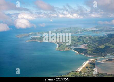 Vue sur la côte et la mer, la péninsule d'Otago et la baie de Blueskin, vue aérienne, Dunedin, South Island, Nouvelle-Zélande Banque D'Images