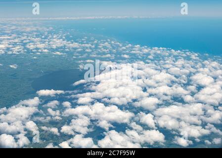 Mont Taranaki avec nuages, vue aérienne, Île du Nord, Nouvelle-Zélande Banque D'Images