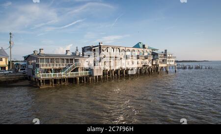 Maisons en bois sur pilotis sur la plage, Cedar Key, Floride, États-Unis Banque D'Images