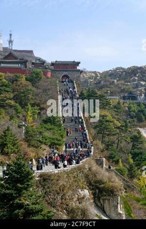 Les escaliers supérieurs au Mont Tai Shan, Doumugong, Mont Tai Shan, Shandong Sheng, Chine Banque D'Images