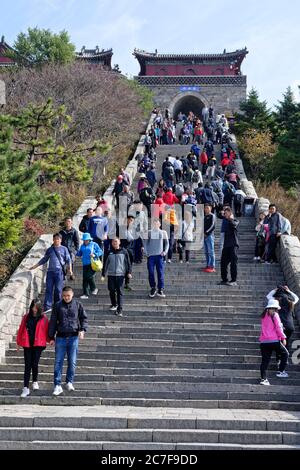 Les escaliers supérieurs au Mont Tai Shan, Doumugong, Mont Tai Shan, Shandong Sheng, Chine Banque D'Images