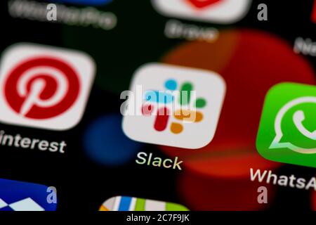 Icône Slack, icônes d'application sur un écran de téléphone mobile, iPhone, smartphone, gros plan Banque D'Images
