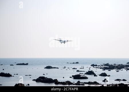 L'avion entrant pour un atterrissage survole la plage de Ngapali jusqu'à l'aéroport de Thandwe dans l'État de Rakhine, au Myanmar Banque D'Images