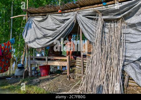 Bogura, Bangladesh. 16 juillet 2020. Un enfant se tient dans sa maison inondée à Sariakandi à Bogura.plus de quatre millions de personnes sont touchées par les inondations de la mousson au Bangladesh, un tiers du pays étant déjà sous l'eau après certaines des pluies les plus abondantes depuis une décennie, ont déclaré les responsables. Crédit : SOPA Images Limited/Alamy Live News Banque D'Images