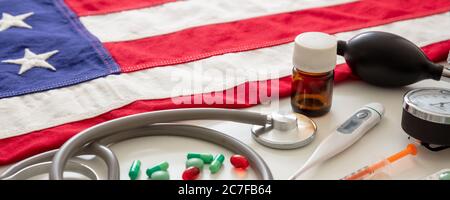 États-Unis soins de santé. Équipement médical, médecine et drapeau des États-Unis d'Amérique, vue rapprochée. Pharmacologie américaine, concept pharmaceutique Banque D'Images