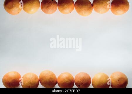 Décor de mandarines fraîches et délicieuses, à côté de chaque autre sur une surface blanche Banque D'Images