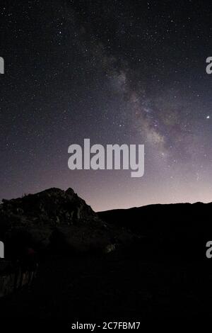 Photo verticale d'un paysage rocheux sous la nuit magique ciel Banque D'Images