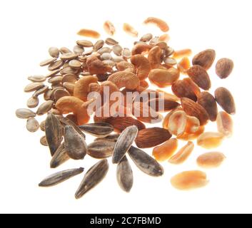 Un assortiment de noix et de graines comestibles sur fond blanc, y compris des graines de tournesol, des graines de citrouille, des amandes et de la noix de cajou, Banque D'Images
