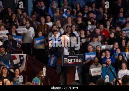 MINNEAPOLIS, ÉTATS-UNIS - 03 novembre 2019 : une scène du rallye chaud de Bernie Sanders avec la foule tenant des bannières activement acclamations à Minneap Banque D'Images