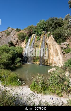 Réserve naturelle d'Israël, de la haute Galilée, de la rivière Iyyon (Nahal Ayun ou Ayun Stream). La cascade du moulin (Hatahana) et les falaises de craie. Photographié en juin Banque D'Images