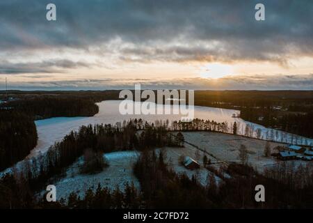 Photo en grand angle d'un merveilleux paysage d'hiver gelé en Finlande Banque D'Images