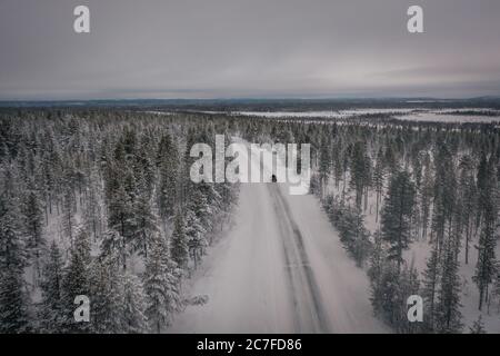 Photo en grand angle d'un merveilleux paysage d'hiver gelé en Finlande Banque D'Images