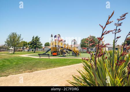 Santa Maria, Californie/États-Unis - 16 juillet 2020, aire de jeux Armstrong Park dans le centre-ville de Santa Maria, Californie. Une surface de pelouse ouverte de deux hectares est idéale pour une pelouse Banque D'Images