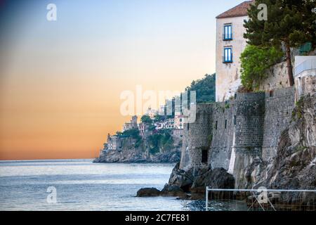 Coucher de soleil à Minori sur la côte amalfitaine, Italie Banque D'Images