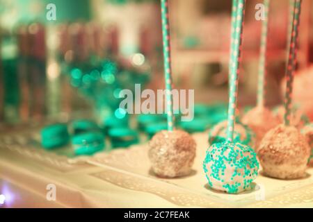 Un buffet de bonbons et de bonbons verts et orange Banque D'Images