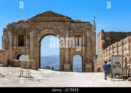 Les ruines de l'Arc d'Hadrien à l'ancienne ville de Jarash (Gerasa) en Jordanie. Il a été construit pour honorer la visite de l'empereur Hadrien en 129/130 après J.-C. Banque D'Images