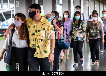 Couple et piétons portant des masques de visage pendant la pandémie de Covid 19, Bangkok, Thaïlande Banque D'Images