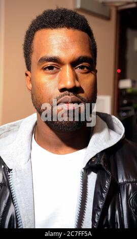 Portrait exclusif de la Superstar RAP Kanye West Backstage au KROQ 2008 SORY Acoustic Christmas Night 2 à l'amphithéâtre Gibson de Los Angeles. Crédit : Jared Milgrim/accès photo Banque D'Images