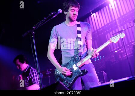 Gary Lightbody de Snow Patrol se produit à la KROQ SORMES Acoustic Christmas Night 2 de 2008 à l'amphithéâtre Gibson de Los Angeles. Crédit : Jared Milgrim/accès photo Banque D'Images